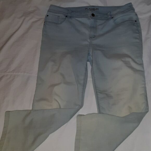 Chicos Platinum Light Colored Denim Capri Jeans‎ 1 - Picture 1 of 5